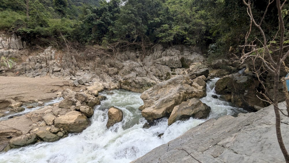 /sitecore/media library/SEO-images/2025 SEO/Traffic TA/MB/nui-thung-mountain/the-waterfall-is-accessible-on-foot-by-following-the-small-trails-running-through-the-valley
